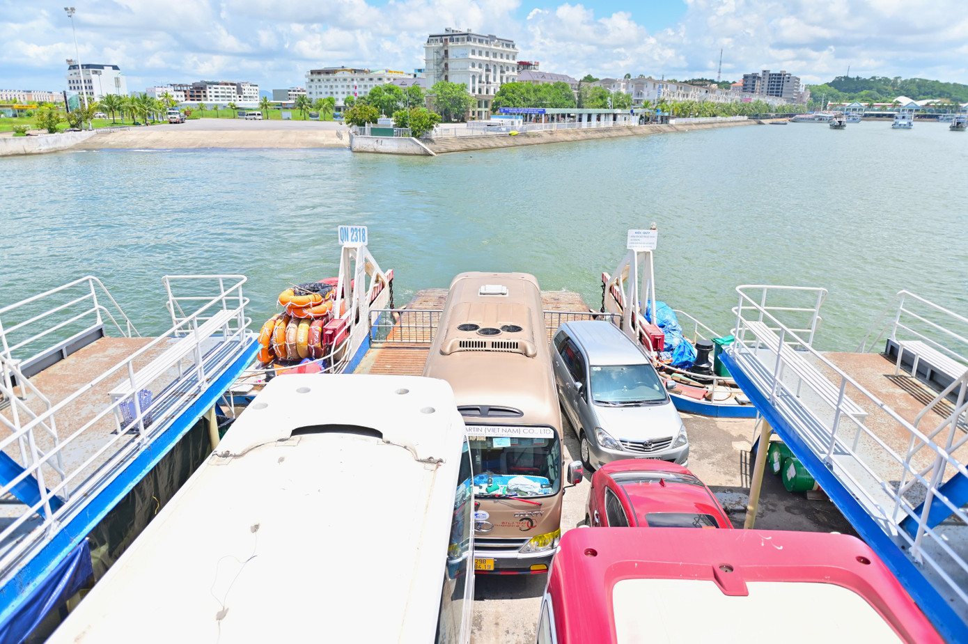 Đây là một tuyến thủy quan trọng và nhanh nhất nối liền hai thành phố biển Hạ Long và Hải Phòng và cũng là tuyến phà biển đặc biệt nhất Việt Nam khi nối liền 2 miền di sản. Đây là một tuyến thủy quan trọng và nhanh nhất nối liền hai thành phố biển Hạ Long và Hải Phòng và cũng là tuyến phà biển đặc biệt nhất Việt Nam khi nối liền 2 miền di sản.