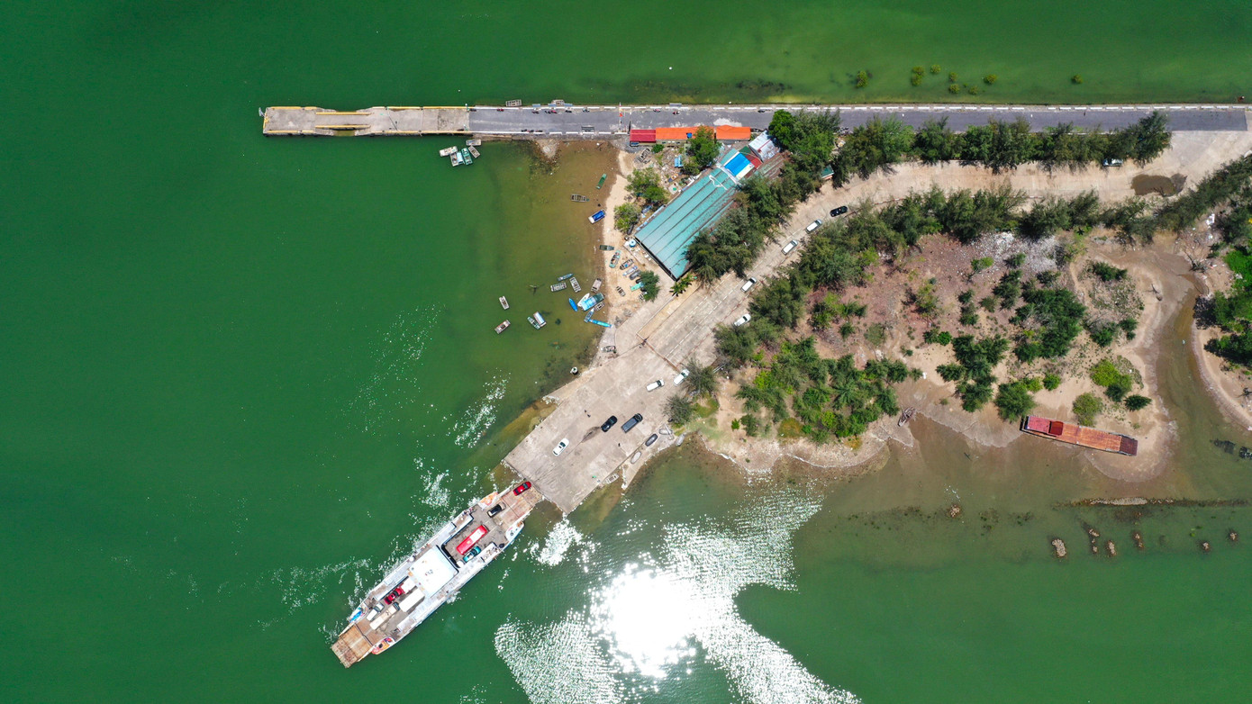 "Mỗi ngày 3 chiếc phà di chuyển 12 lượt, tương đương 24 chuyến ở hai đầu bến để đưa khách và phương tiện qua lại giữa Quảng Ninh và Hải Phòng. Trung bình khoảng 90 phút, phà bắt đầu khởi hành từ hai bến Gia Luận và Tuần Châu", Ông Nguyễn Văn Thái - Phó giám đốc đơn vị quản lý phà Tuần Châu - Cát Bà, nói. "Mỗi ngày 3 chiếc phà di chuyển 12 lượt, tương đương 24 chuyến ở hai đầu bến để đưa khách và phương tiện qua lại giữa Quảng Ninh và Hải Phòng. Trung bình khoảng 90 phút, phà bắt đầu khởi hành từ hai bến Gia Luận và Tuần Châu", Ông Nguyễn Văn Thái - Phó giám đốc đơn vị quản lý phà Tuần Châu - Cát Bà, nói.