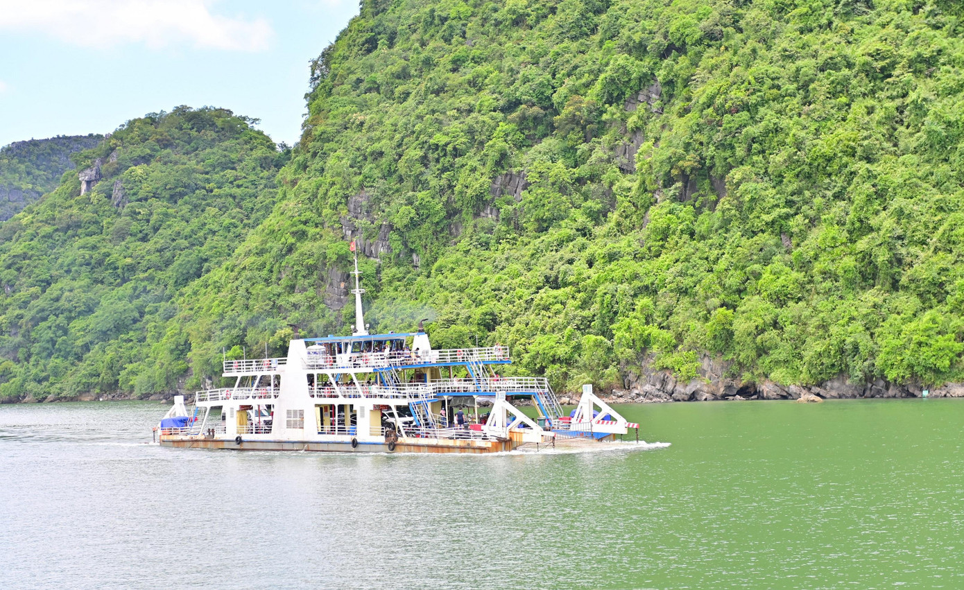 Chậm rãi tiến vào lòng di sản thiên nhiên thế giới rồi lại nhẹ nhàng cập bến khu dự trữ sinh quyển thế giới. Tuyến phà đưa du khách từ những cung bậc này đến những cung bậc khác của cảm xúc. Chậm rãi tiến vào lòng di sản thiên nhiên thế giới rồi lại nhẹ nhàng cập bến khu dự trữ sinh quyển thế giới. Tuyến phà đưa du khách từ những cung bậc này đến những cung bậc khác của cảm xúc.