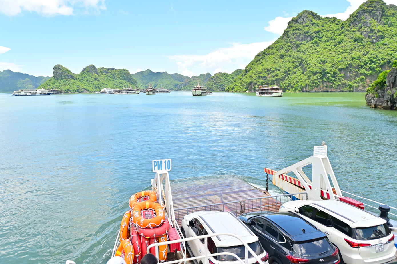 Với tốc độ không quá nhanh (mỗi chuyến kéo dài hơn 1 giờ đồng hồ) tuyến phà biển Tuần Châu - Cát Bà luôn đem lại cảm giác êm ái, thư thái cho mỗi du khách khi tham gia chuyến hành trình. Với tốc độ không quá nhanh (mỗi chuyến kéo dài hơn 1 giờ đồng hồ) tuyến phà biển Tuần Châu - Cát Bà luôn đem lại cảm giác êm ái, thư thái cho mỗi du khách khi tham gia chuyến hành trình.