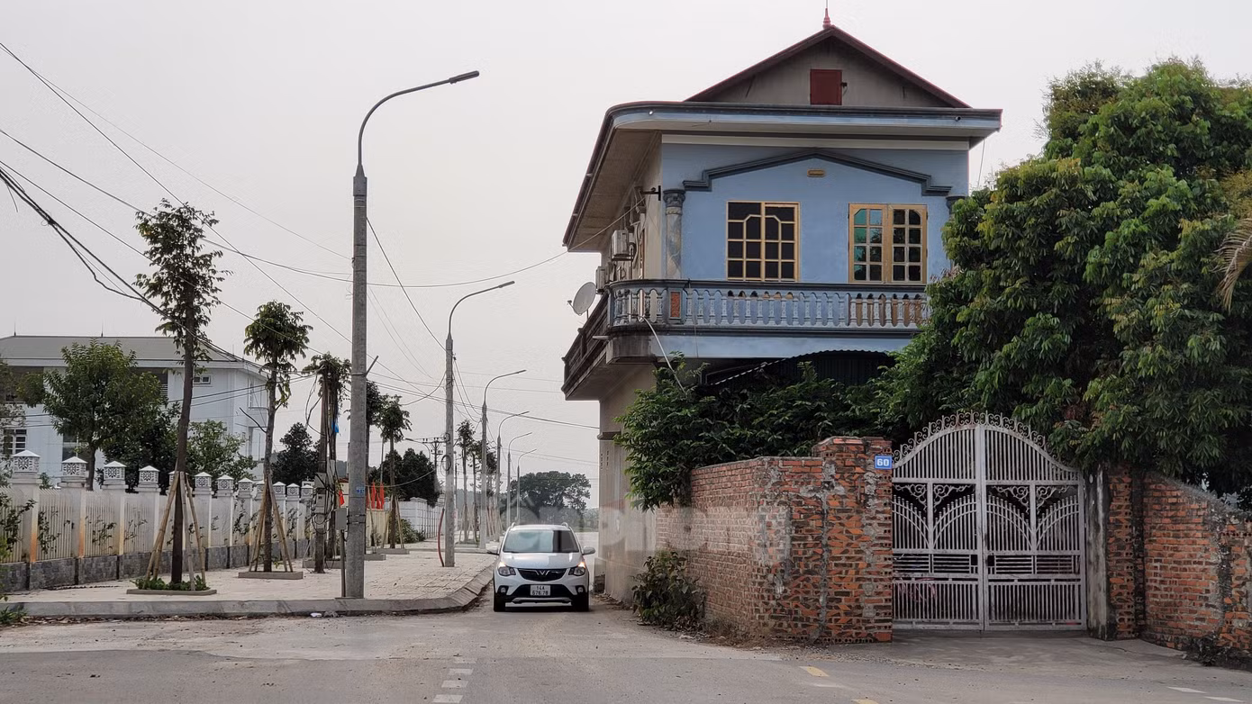 Ngôi nhà nằm chính giữa đường thuộc Dự án đường nối ngã ba đường tránh Hưng Đạo đến khu đô thị Hồng Phong. Toàn bộ 305m2 đất ở của gia đình ông Đoàn, bà Luyện bị ảnh hưởng hoàn toàn bởi dự án và thuộc diện bồi thường, di dời nơi ở mới.