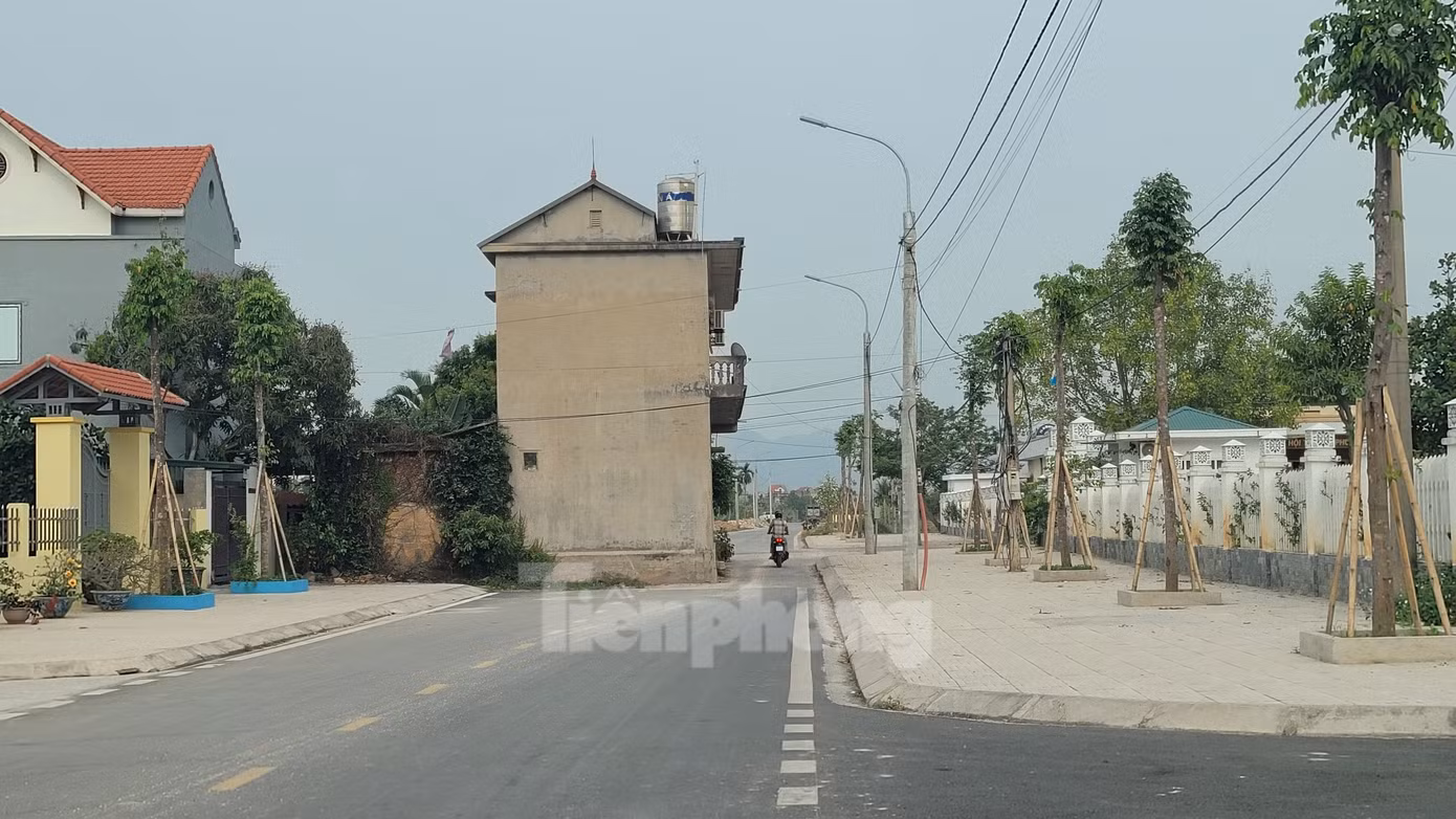 Mặc dù dự án khởi công và hoàn thành từ năm 2021 nhưng đến nay gia đình ông Đoàn, bà Luyến vẫn chưa được di dời đến nơi tái định cư. Gia đình ông Đoàn, bà Luyện hiện có 3 thế hệ đang sống trong ngôi nhà này với 11 nhân khẩu.