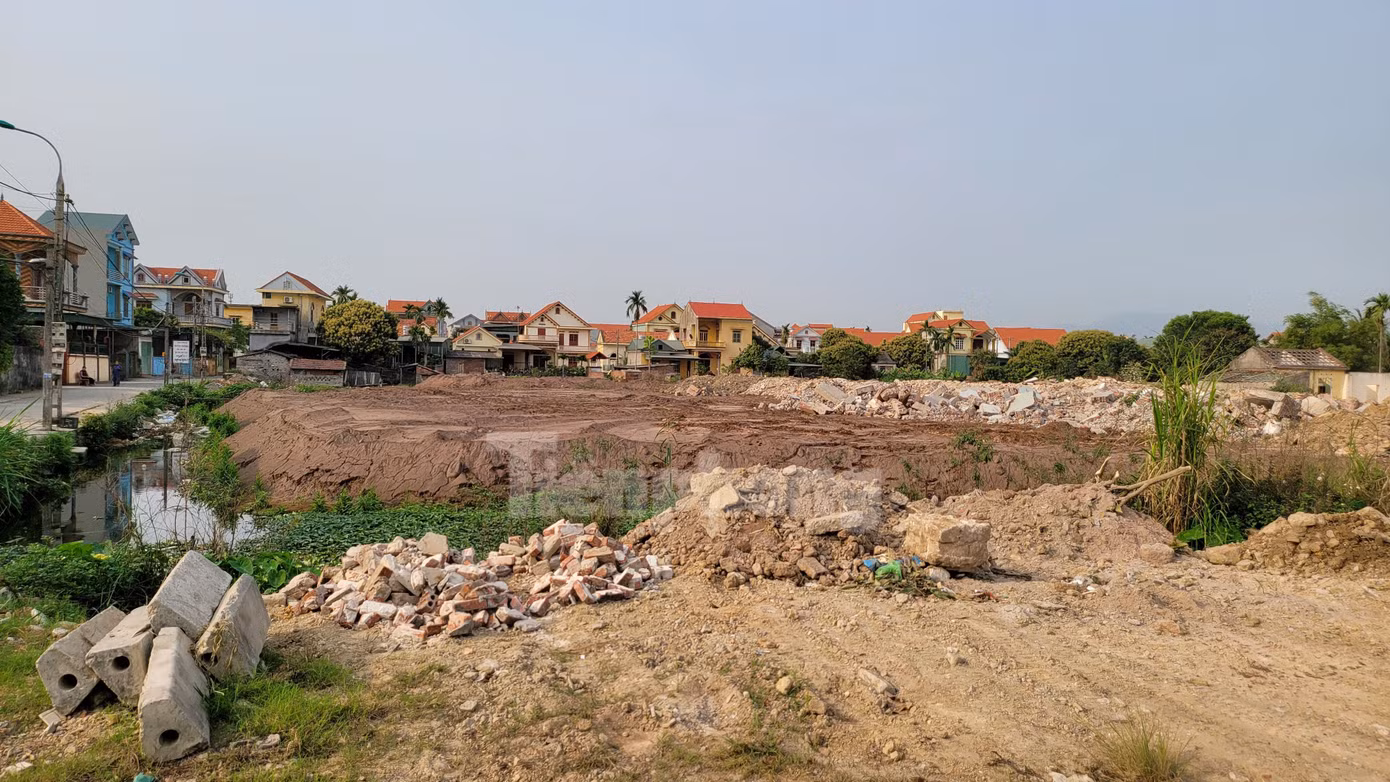 Ông Phạm Văn Tiến, Phó Chủ tịch UBND phường Hưng Đạo cho biết, tại cuộc làm việc gần đây nhất giữa chính quyền và gia đình ông Đoàn đã đi đến thống nhất sẽ cấp suất tái định cư cho gia đình tại khu đô thị phía Bắc trụ sở ủy ban. Việc chậm trễ này cũng vì 2 lần trước đó gia đình ông Đoàn đã chấp nhận di dời nhưng nơi tái định cư bị hủy bỏ vì nghiên cứu chưa phù hợp.