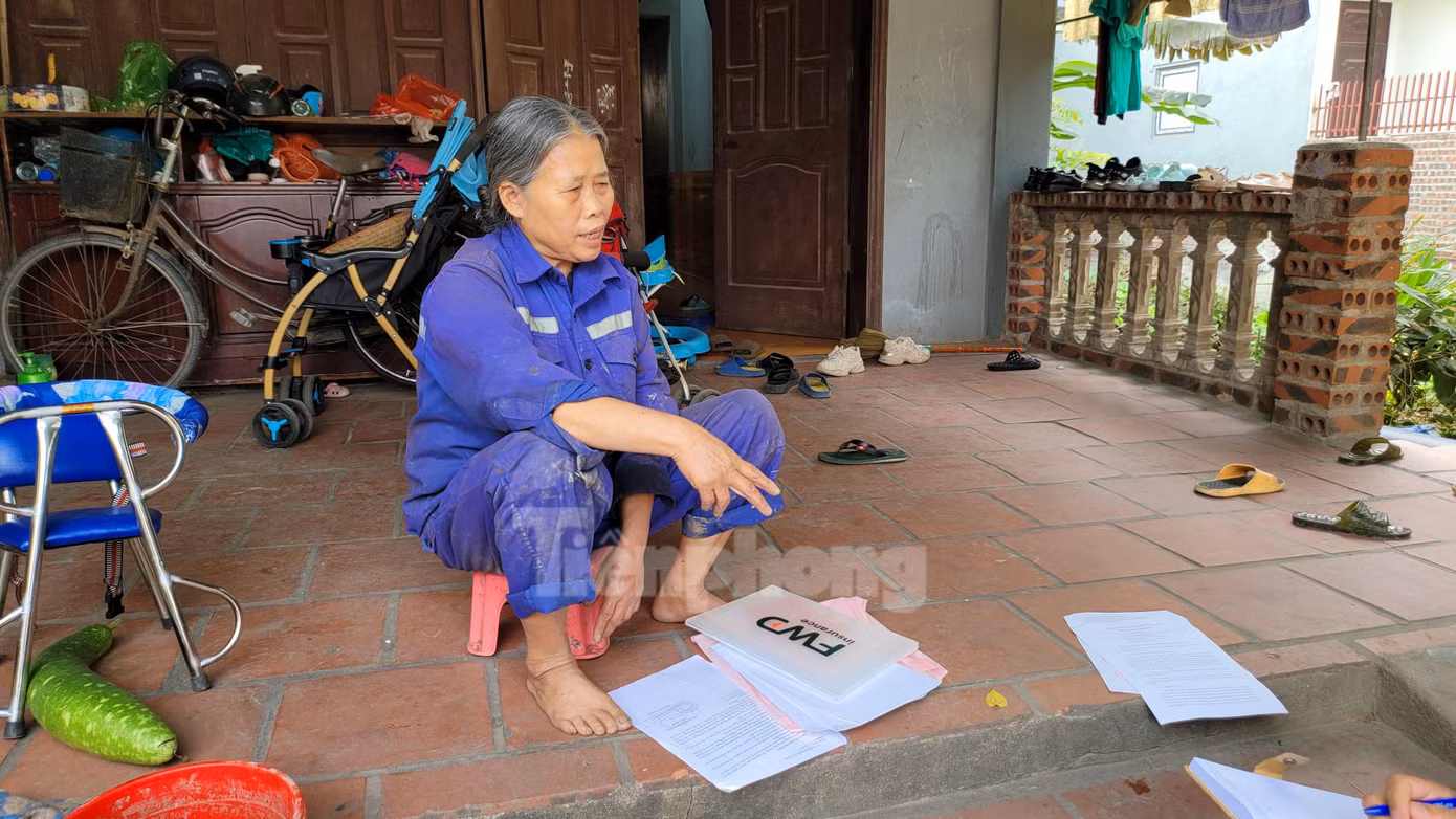 Khi biết phóng viên Tiền Phong về tìm hiểu sự việc, bà Luyến quần áo lấm lem bỏ vội đám ruộng gần nhà chạy về mang một đống giấy tờ liên quan để trình bày.