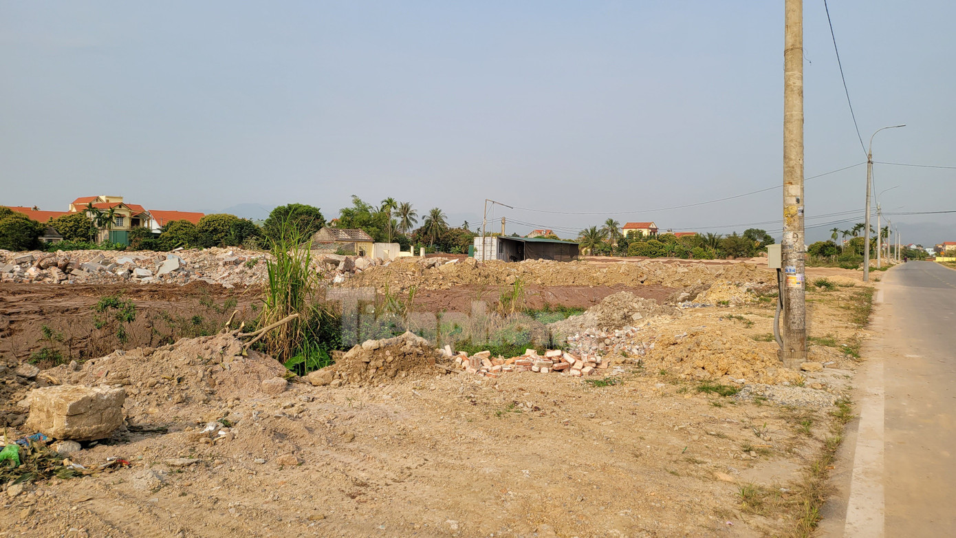 Theo tìm hiểu của phóng viên, khu tái định cư mà ông Tiến nói chỉ là đám đất trống với hàng trăm tấn phế thải xây dựng đổ tràn trên bề mặt dự án. Việc tái định cư cho gia đình ông Đoàn, bà Luyến chắc chắn sẽ còn phải kéo dài thời gian và ngôi nhà vẫn phải bất đắc dĩ tiếp tục 'mọc' giữa đường.