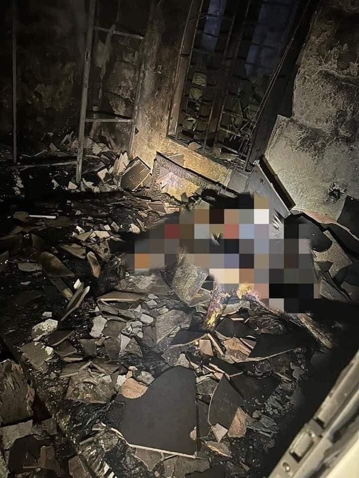 Phát hiện tại tầng 1 của ngôi nhà có 2 thi thể bị cháy. Phát hiện tại tầng 1 của ngôi nhà có 2 thi thể bị cháy.