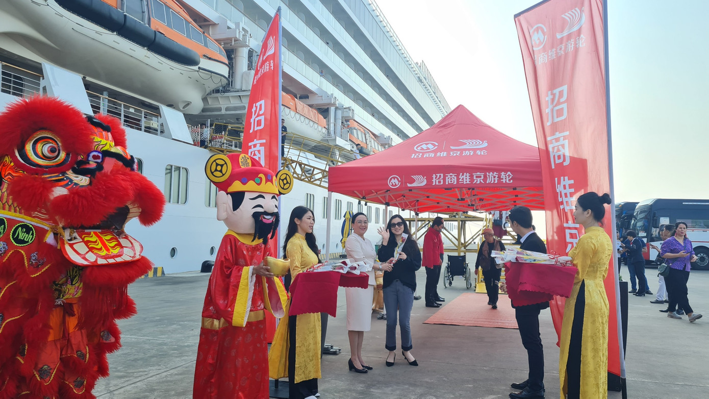 Quảng Ninh chào đón tàu Zhao Shang Yi Dun bằng hoa tươi và màn trình diễn múa lân sư rồng.