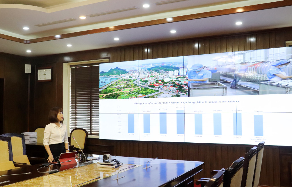 Chánh Văn phòng Sở Nội vụ trình bày đề án thi tuyển chức danh Phó Giám đốc Sở Nội vụ tỉnh Quảng Ninh. (Ảnh chụp năm 2023).