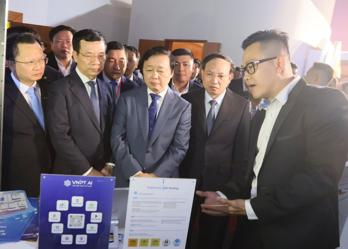 Phó Thủ tướng Chính phủ Trần Hồng Hà cùng các đại biểu tham quan các gian triển lãm tại Diễn đàn.