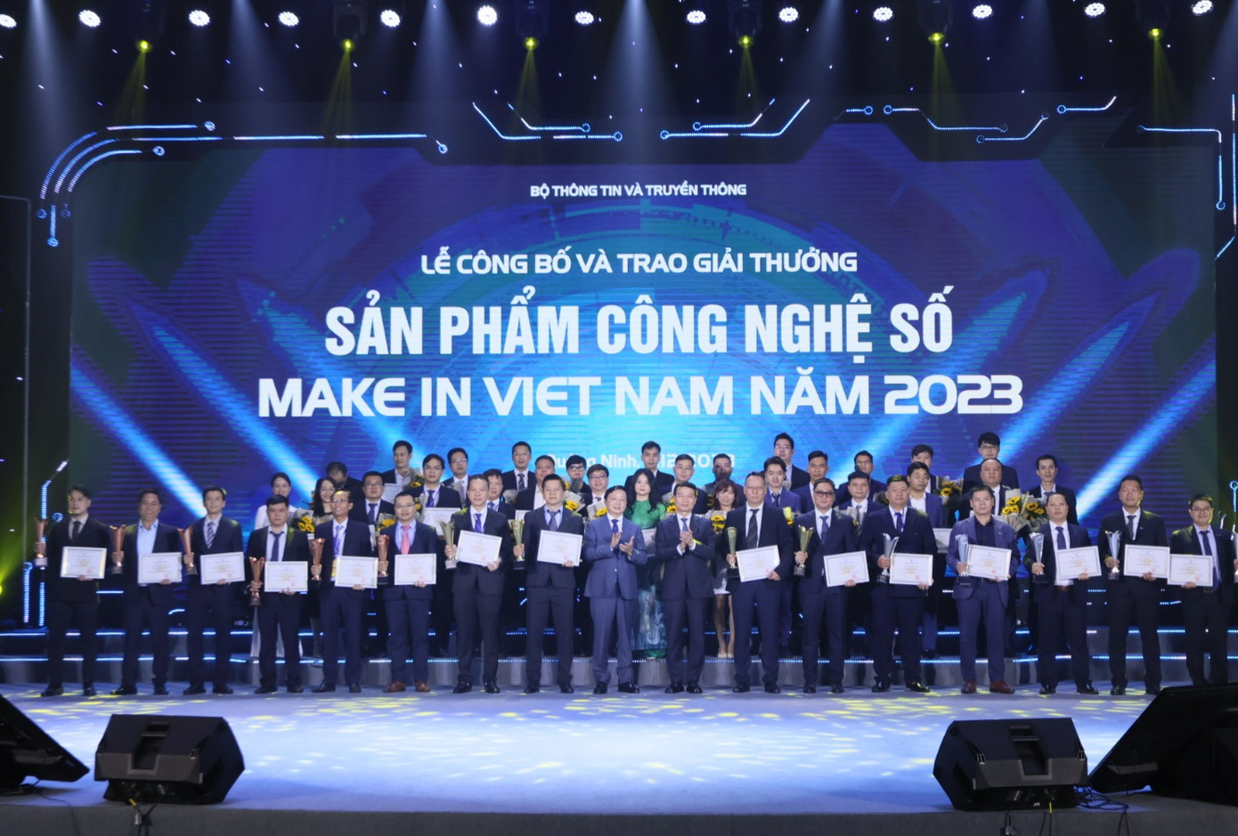 Phó Thủ tướng Chính phủ Trần Hồng Hà trao giải thưởng Sản phẩm công nghệ số Make in Viet Nam năm 2023 của Bộ Thông tin và Truyền thông cho các đơn vị.