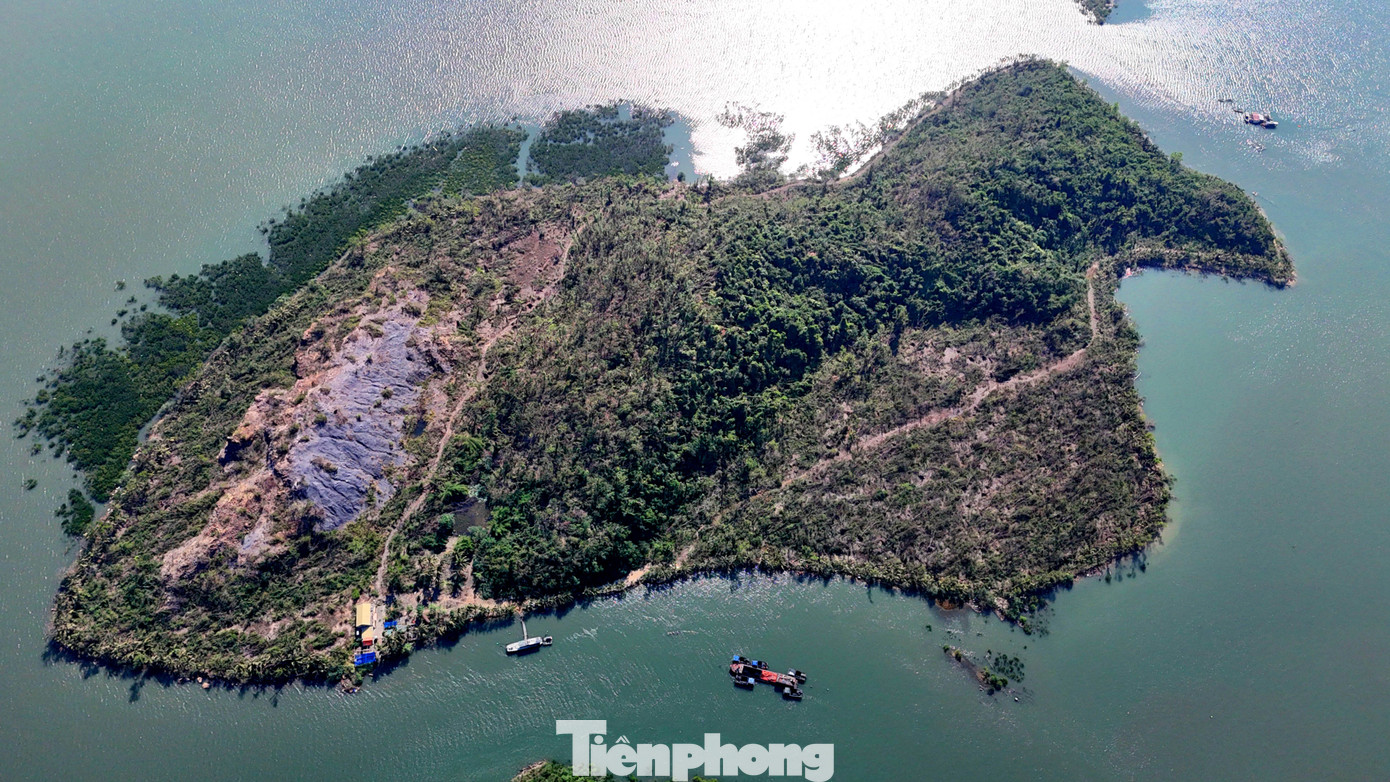 Một hòn đảo cực đẹp có vị trí đắc địa giữa vịnh Cửa Lục bị bỏ hoang cả chục năm và không thể phát triển được những sản phẩm du lịch mới.