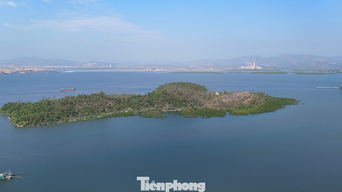 Theo tìm hiểu của phóng viên Tiền Phong, tháng 12/2007, Công ty CP Tập đoàn INDEVCO đã nộp tiền sử dụng đất một lần cho cả thời gian giao đất là 70 năm với tổng số tiền hơn 21 tỉ đồng. Sau đó Công ty này đã rục rịch đầu tư làm một phần hạ tầng. Nhưng chỉ vài tháng sau đó hòn đảo bị bỏ hoang cho đến nay.