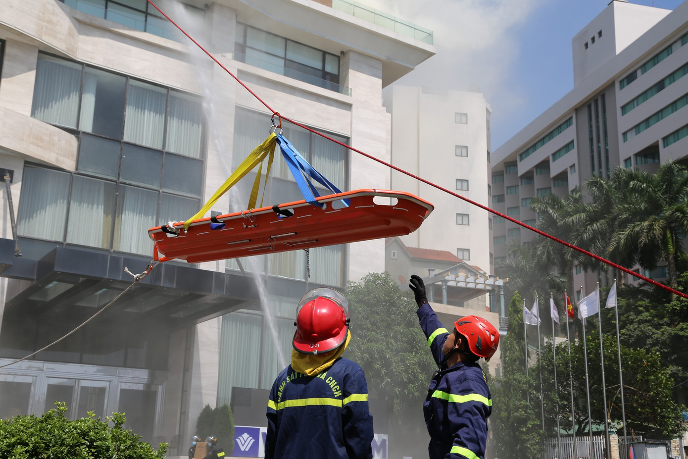 Cáng cứu hộ được vận chuyển lên tầng cao để đưa người bị thương ra khỏi đám cháy.