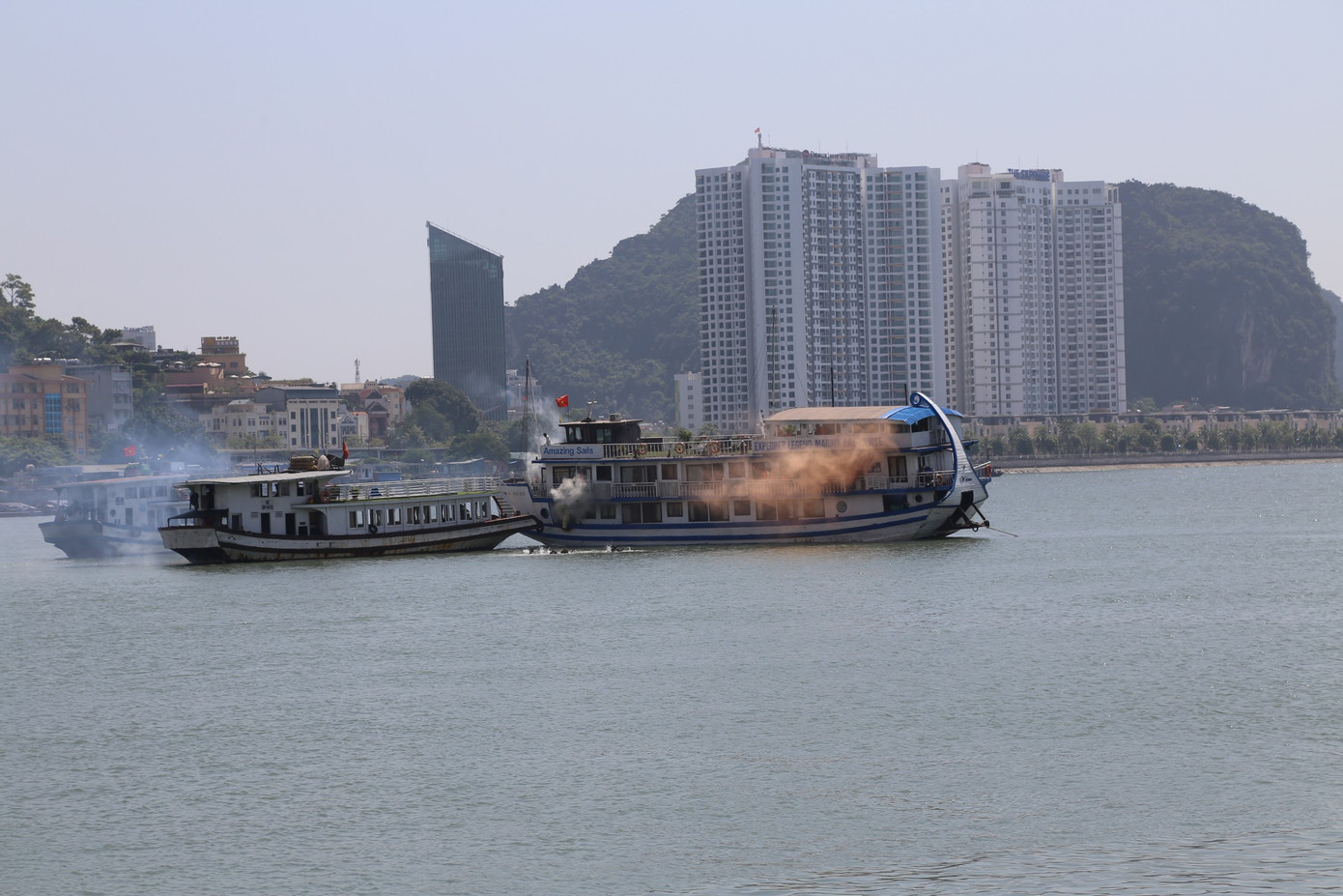 Diễn tập tình huống cháy trên biển.