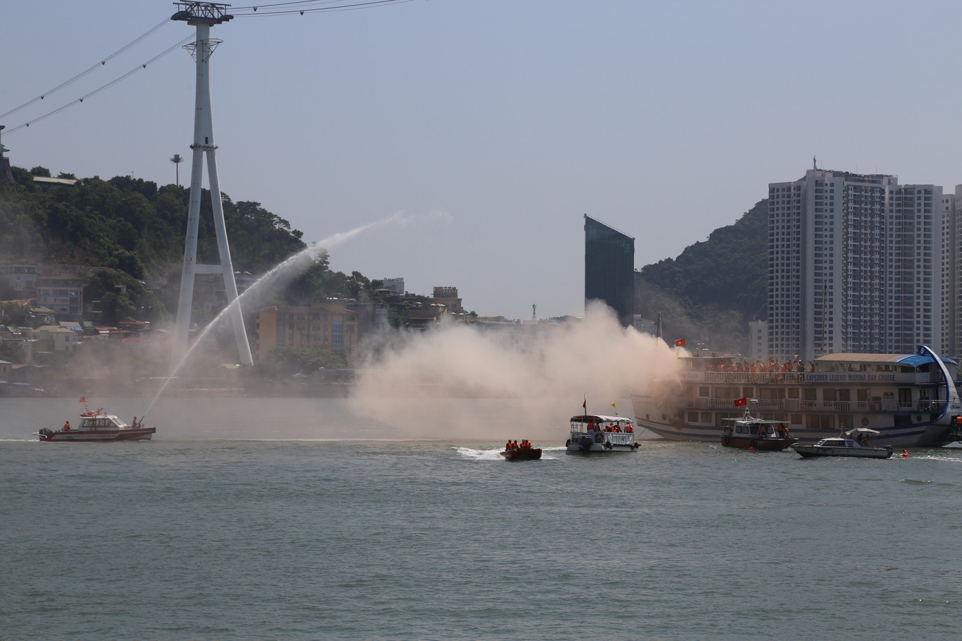 Các tàu chuyên dụng được điều động ngay lập tức đến đám cháy.