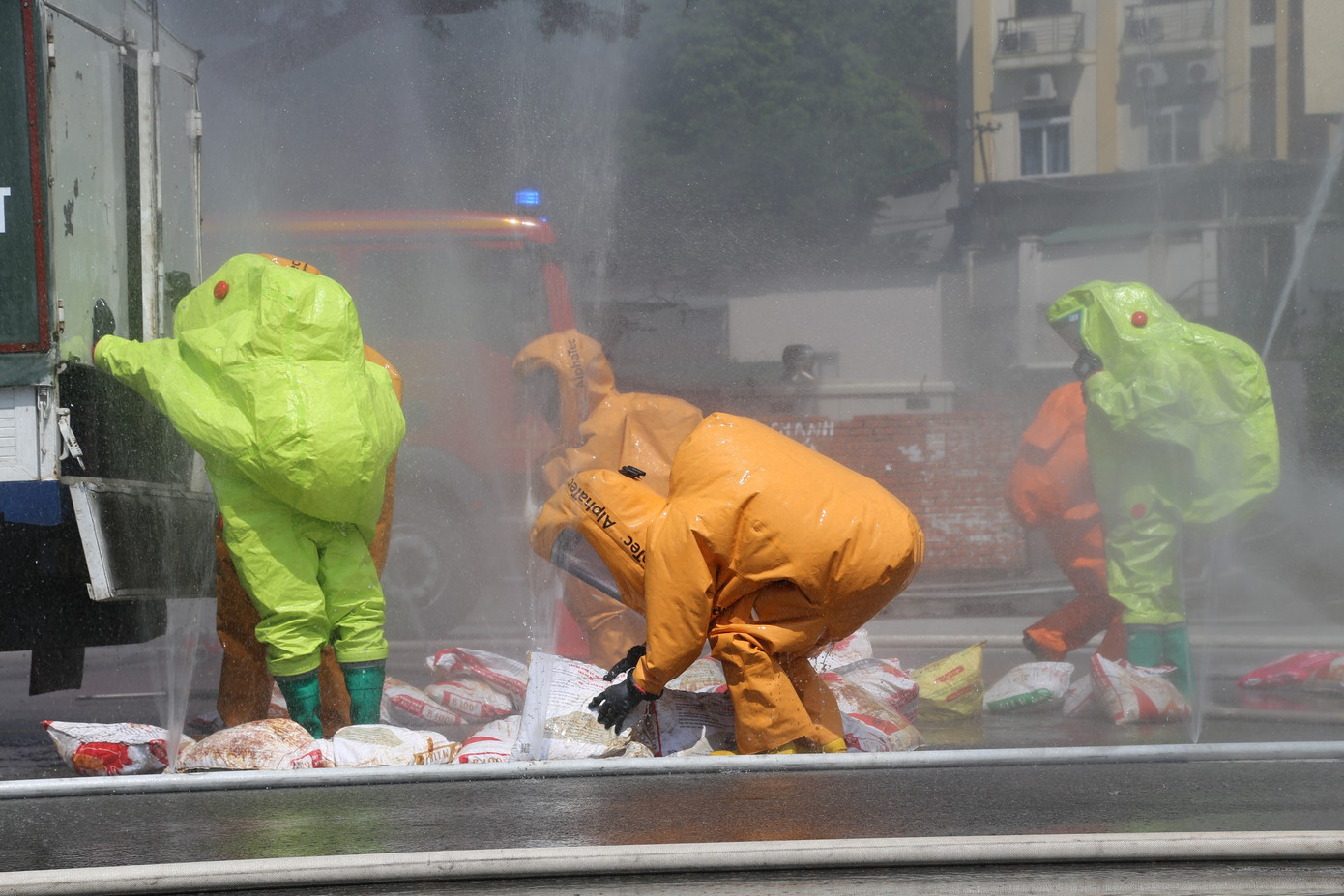 Lính cứu hỏa mặc đồ cứu hộ vận chuyển hóa chất chống cháy.