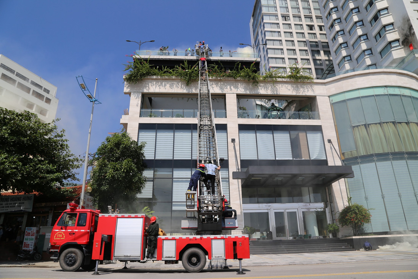 Sử dụng xe thang tiếp cận người bị nạn trên tầng cao.