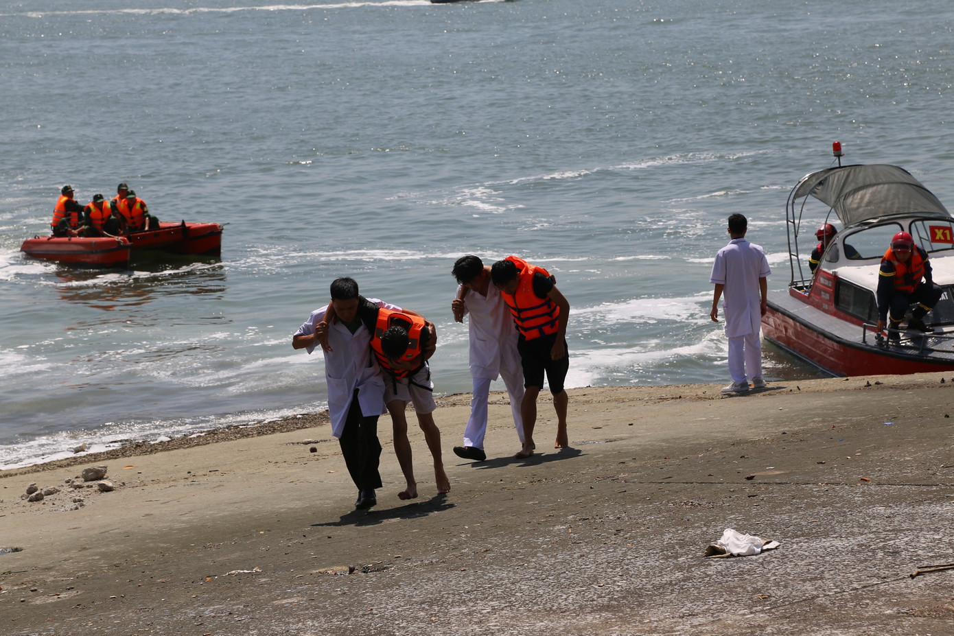 Xuồng cứu hộ nhanh chóng đưa người bị thương vào bờ.