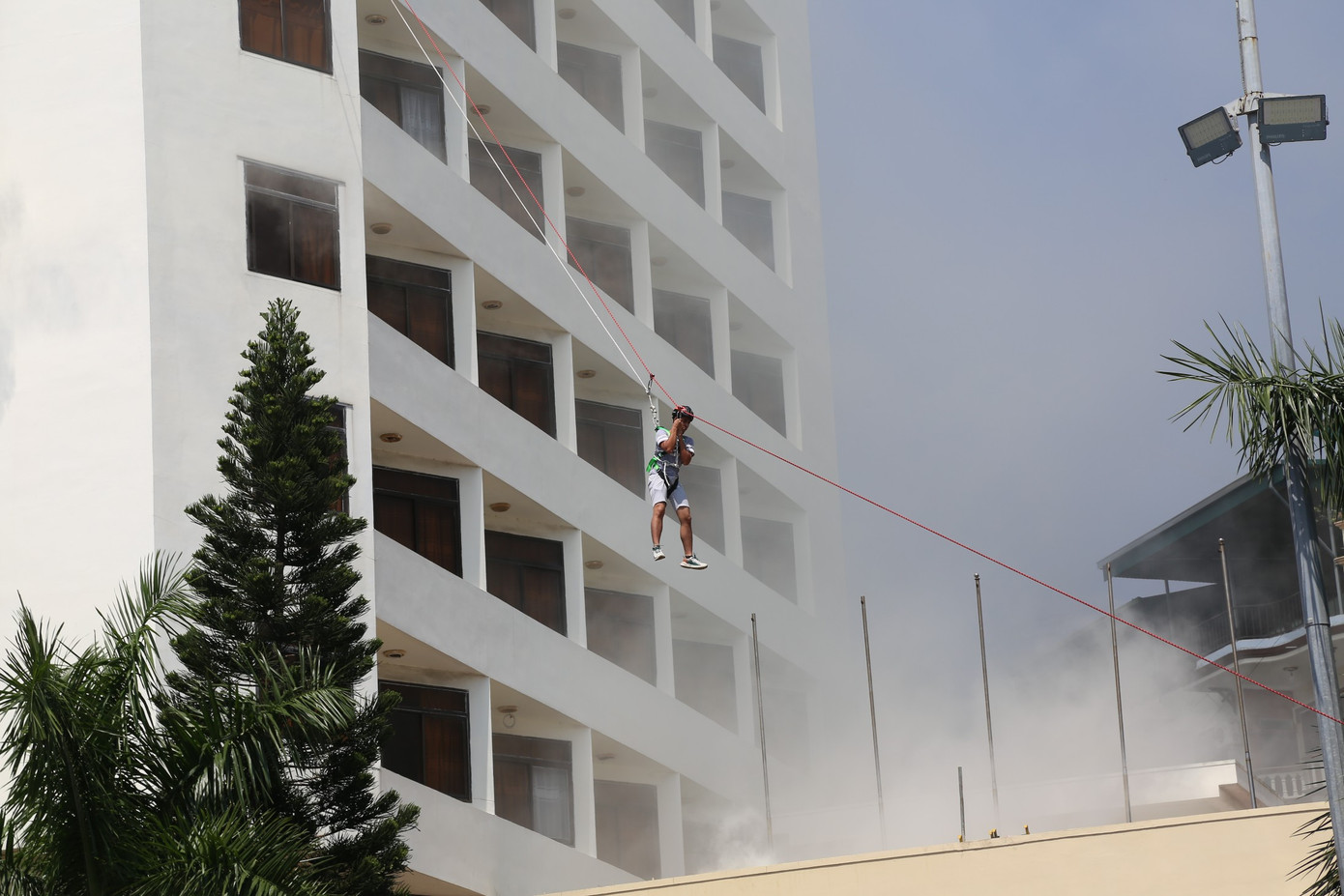 Phương án cứu người bằng đu dây zipline cũng được áp dụng.