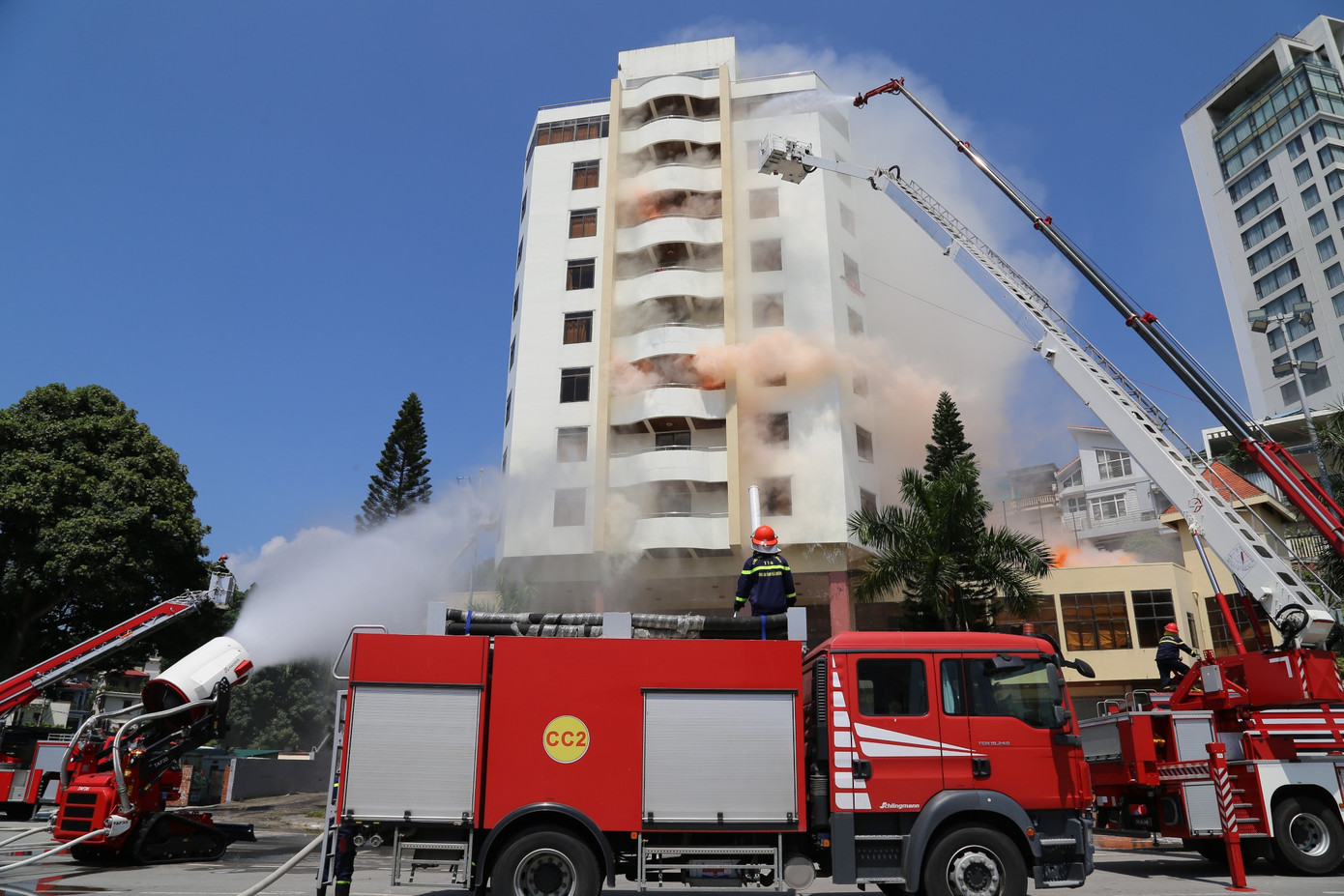 Tình huống cháy tại khách sạn Vân Hải, phường Bãi Cháy. Các phương tiện chữa cháy hiện đại được điều động đến hiện trường.