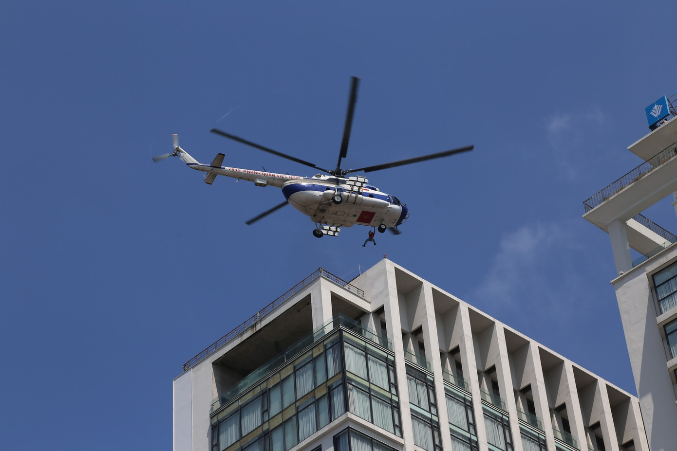 Trong đợt diễn tập này, Bộ Công an cũng sử dụng 2 máy bay tham gia công tác cứu hộ.