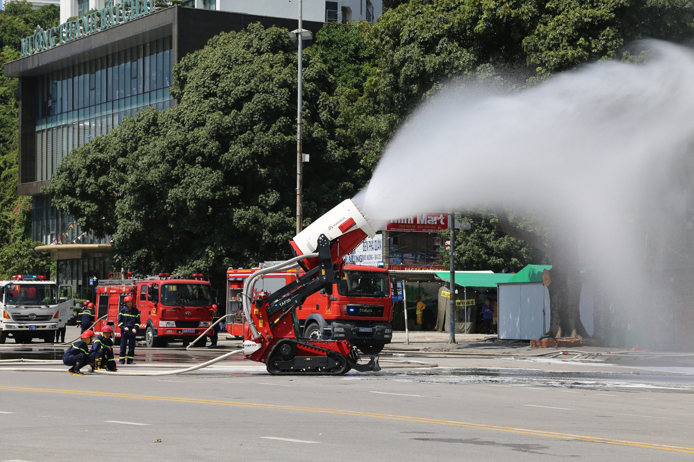 Trong đợt diễn tập này, Bộ Công an cũng sử dụng rô bốt chữa cháy hiện đại tham gia diễn tập.