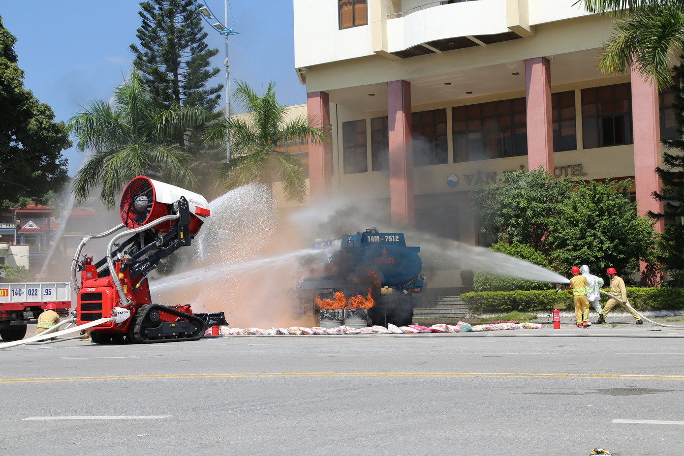 Rô bốt tham gia chữa cháy tình huống xe chở nhiên liệu bốc cháy.