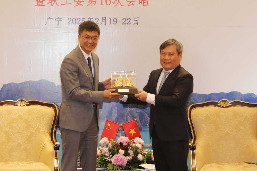 Ông Vũ Đại Thắng (người bên phải) Bí thư Tỉnh ủy Quảng Ninh tặng quà lưu niệm cho ông Trần Cương, Bí thư Khu ủy Quảng Tây. Ông Vũ Đại Thắng (người bên phải) Bí thư Tỉnh ủy Quảng Ninh tặng quà lưu niệm cho ông Trần Cương, Bí thư Khu ủy Quảng Tây.