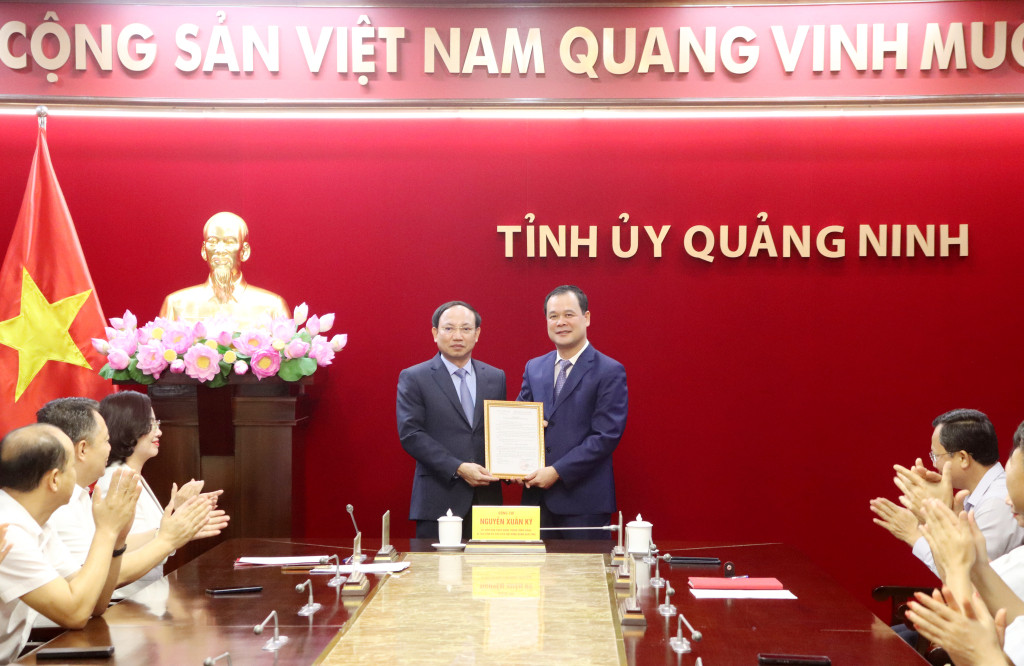Bí thư Tỉnh ủy Quảng Ninh Nguyễn Xuân Ký trao quyết định bổ nhiệm ông Điệp Văn Chiến giữ chức Trưởng Ban Nội chính Tỉnh ủy Quảng Ninh. Bí thư Tỉnh ủy Quảng Ninh Nguyễn Xuân Ký trao quyết định bổ nhiệm ông Điệp Văn Chiến giữ chức Trưởng Ban Nội chính Tỉnh ủy Quảng Ninh.