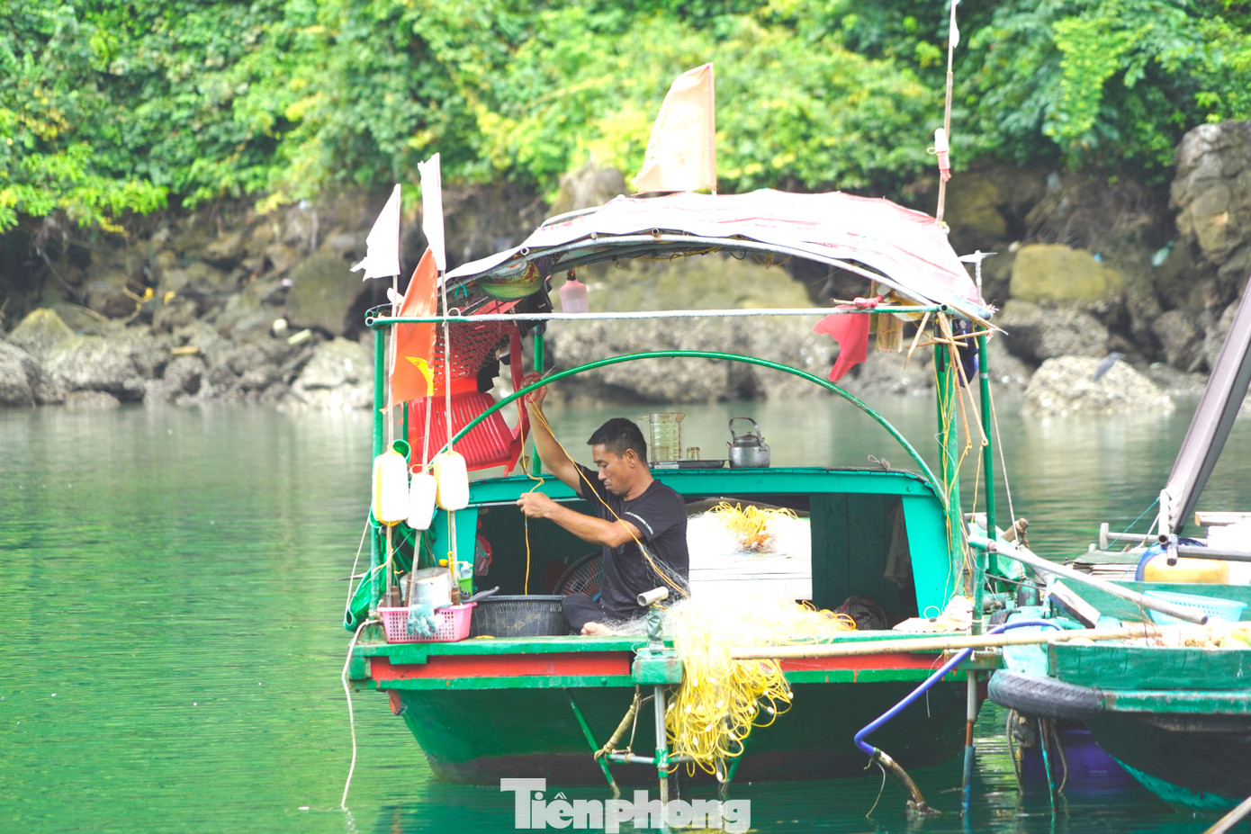 Không chỉ mang vẻ đẹp mộc mạc, Cửa Vạn còn chứa đựng kho tàng văn hóa của cư dân làng chài có hàng nghìn năm giữa vịnh di sản.