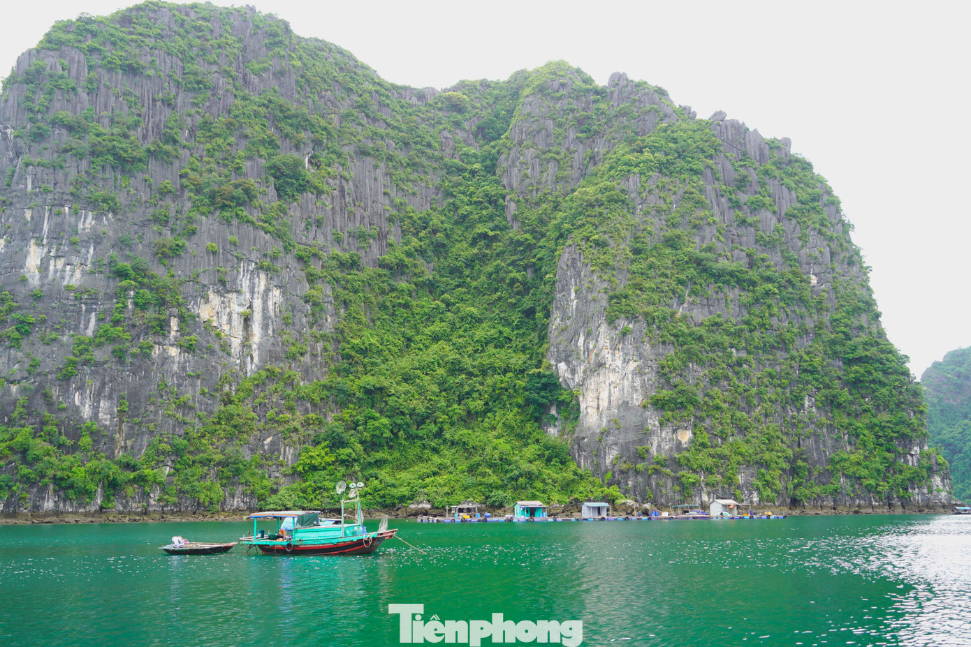 Với phương tiện di chuyển chính của người dân là thuyền, các em học sinh từ bé đã được làm quen và được học cách chèo thuyền để đến trường và phụ giúp cha mẹ làm việc.