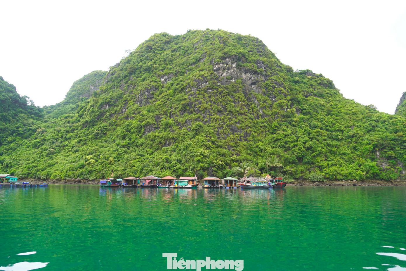 Nơi đây mang một khung cảnh thiên nhiên hữu tình với bên là núi cao sừng sững, bên là biển nước mênh mông xanh thẳm.