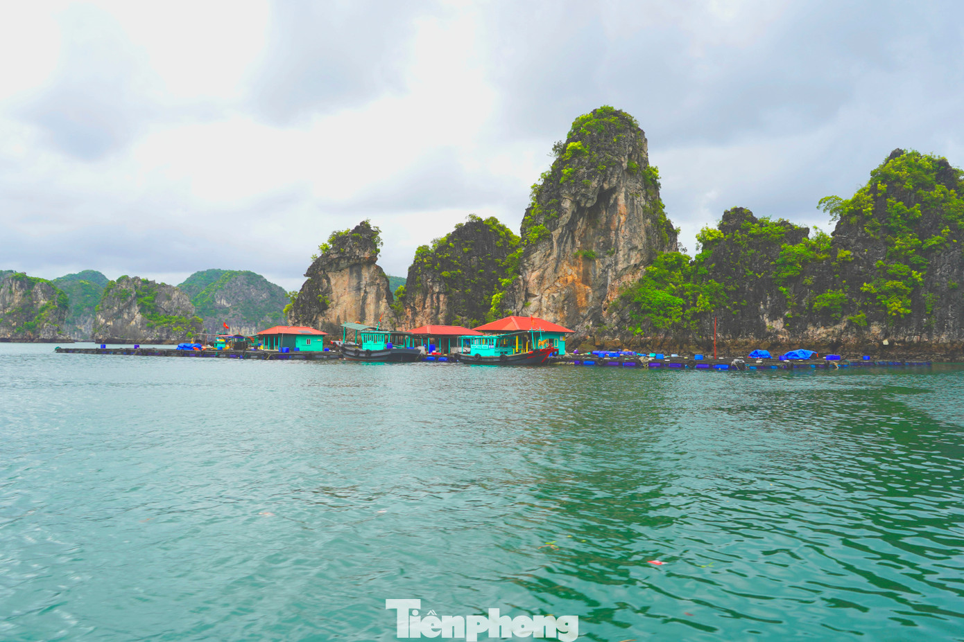 Nhiều lần được báo chí quốc tế vinh danh là một trong những thị trấn đẹp nhất thế giới, làng chài Cửa Vạn vẫn luôn là một điểm đến chưa bao giờ hạ nhiệt với khách du lịch.