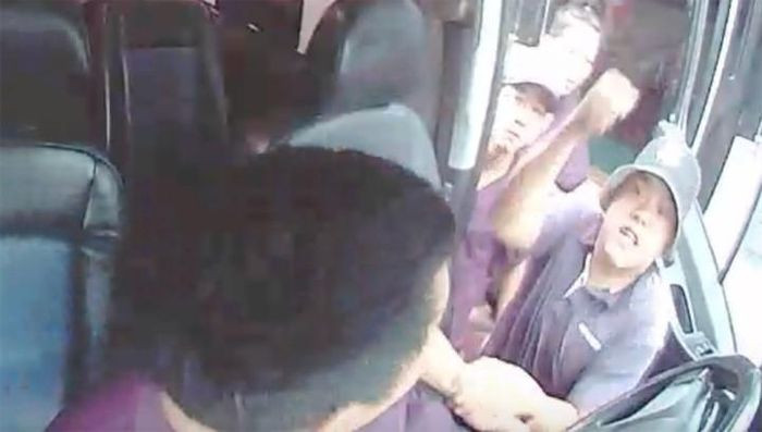 Nhóm đối tượng hành hung tài xế Bùi Hữu Tới được camera ghi lại. Nhóm đối tượng hành hung tài xế Bùi Hữu Tới được camera ghi lại.