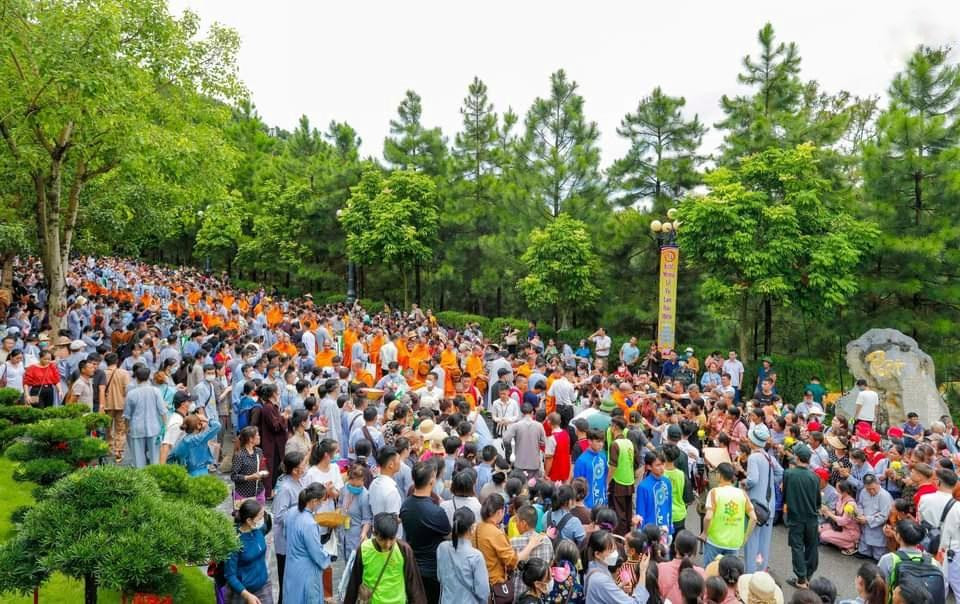 Đoàn kiểm tra yêu cầu chùa Ba Vàng thực hiện gỡ bỏ clip trên mạng xã hội về lễ sớt bát cúng dường trong ngày lễ Vu Lan. Ảnh Facebook Chùa Ba Vàng.