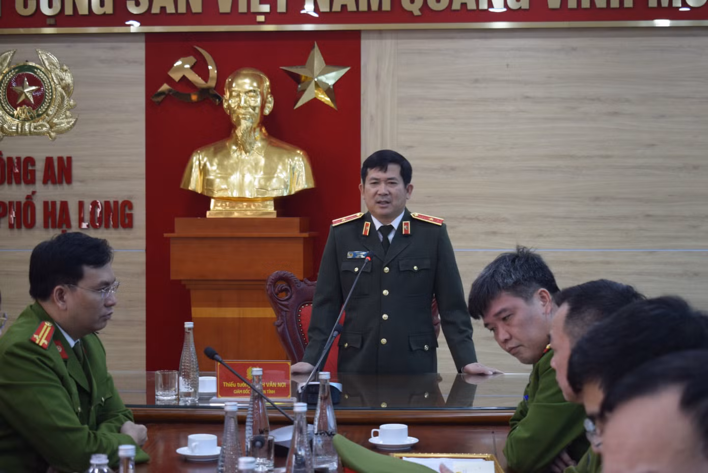 Thiếu tướng Đinh Văn Nơi biểu dương thành tích của Phòng Cảnh sát Hình sự và Công an TP Hạ Long. Thiếu tướng Đinh Văn Nơi biểu dương thành tích của Phòng Cảnh sát Hình sự và Công an TP Hạ Long.