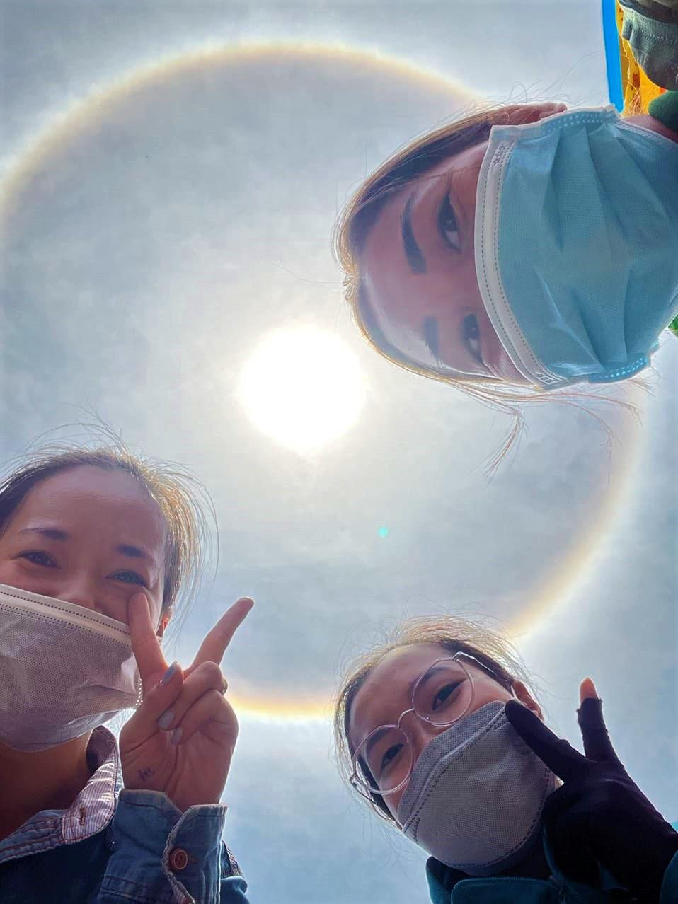 Trước hiện tượng ít gặp này, nhiều người đã "chụp ảnh sống ảo" cùng mặt trời.