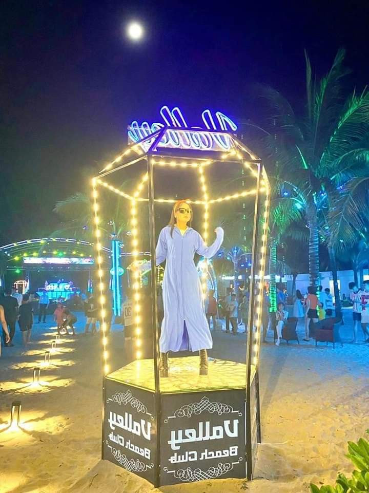 Để đáp trả, bar Valley Beach Club đã yêu cầu nữ vũ công mặc áo chống nắng nhảy nhót trong lồng kính. Để đáp trả, bar Valley Beach Club đã yêu cầu nữ vũ công mặc áo chống nắng nhảy nhót trong lồng kính.