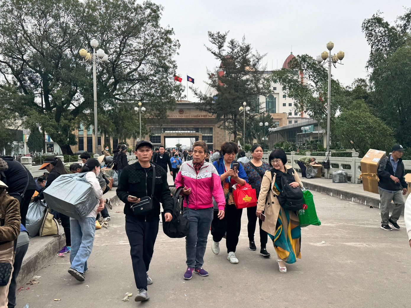 Theo đại diện một số công ty du lịch, đây là lượng khách đến từ các vùng nông thôn của Trung Quốc, họ đi du lịch theo tour giá rẻ và đa số là người già nhàn rỗi.