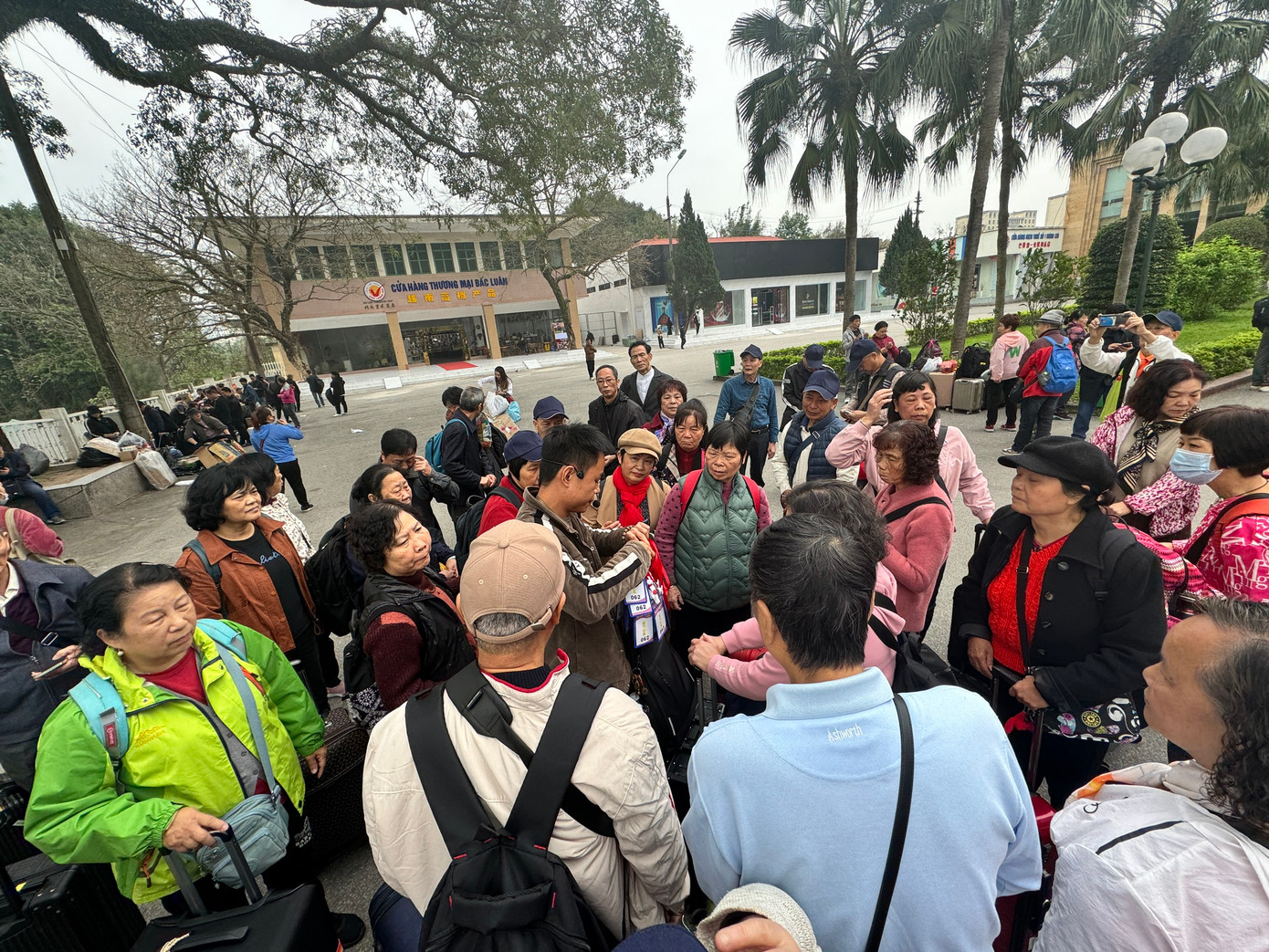 Trung bình mỗi ngày cửa khẩu làm thủ tục nhập cảnh cho khoảng 2.000 du khách đến từ Trung Quốc.