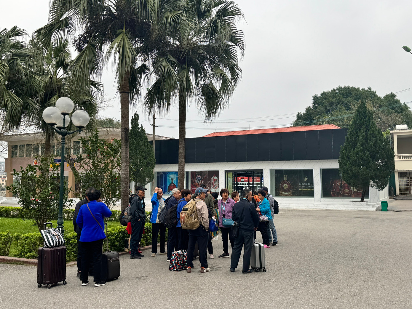 Hiện, TP. Móng Cái đang có hơn 200 đơn vị kinh doanh dịch vụ lưu trú với trên 3.000 phòng, trong đó gần 30 khách sạn đạt tiêu chuẩn 1 - 5 sao, đáp ứng tốt mọi nhu cầu của du khách trong và ngoài nước.