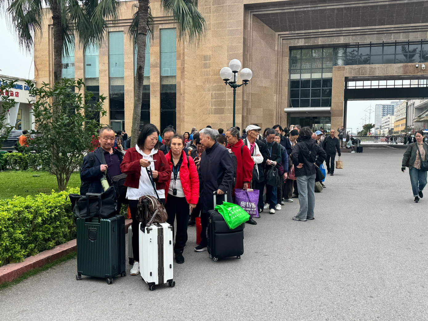 Những đoàn khách Trung Quốc này thường sau khi nhập cảnh sẽ tham quan và thưởng thức ẩm thực tại TP. Móng Cái hoặc theo cao tốc di chuyển sâu vào TP. Hạ Long.