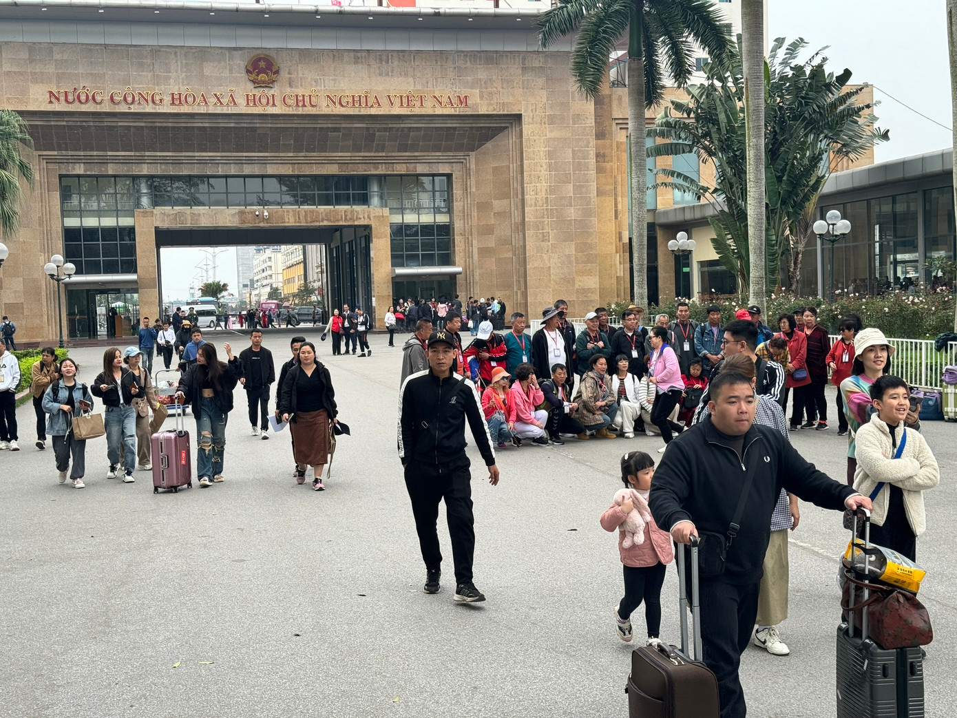 Cụ thể, từ tháng 1 đến nay, Đồn Biên phòng cửa khẩu quốc tế Móng Cái đã làm thủ tục nhập cảnh cho hơn 141.000 lượt khách du lịch Trung Quốc. Trong khi đó, khách du lịch Việt Nam chỉ hơn 12.000 lượt.