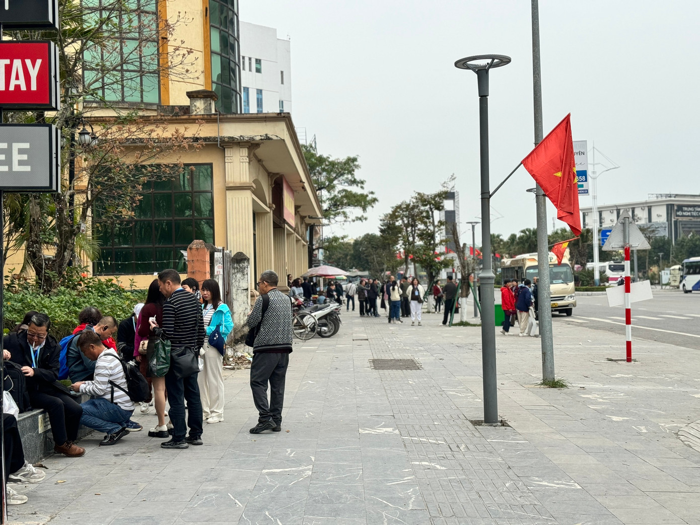 Hiện nay, TP. Móng Cái đã xây dựng 4 tuyến, 15 điểm du lịch được tỉnh công nhận. TP. Móng Cái đang tận dụng tối đa thế mạnh của 14 chợ, 4 trung tâm thương mại trên địa bàn để phục vụ nhu cầu mua sắm của du khách.