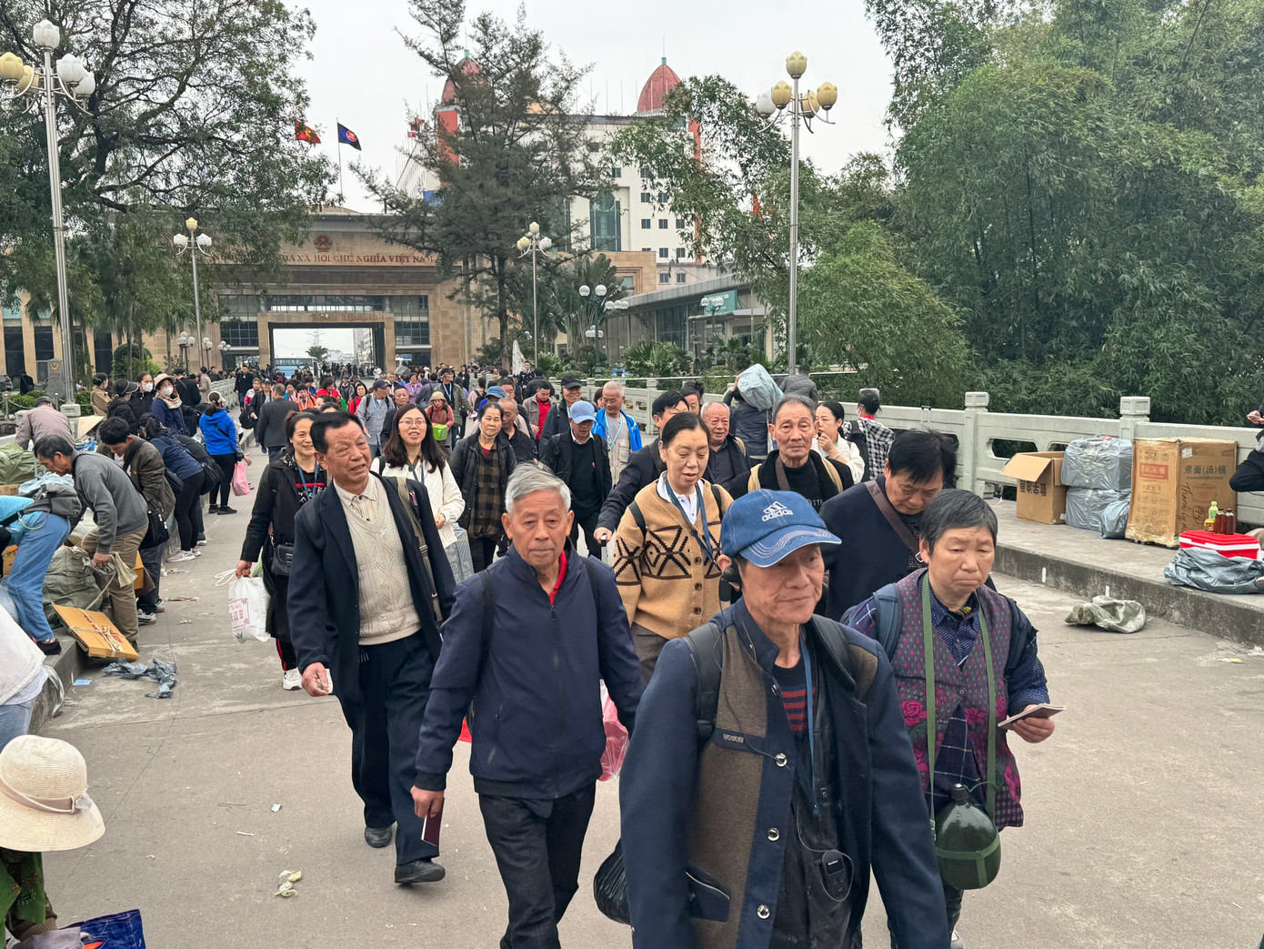 Khách đi theo đoàn do các công ty du lịch tổ chức.