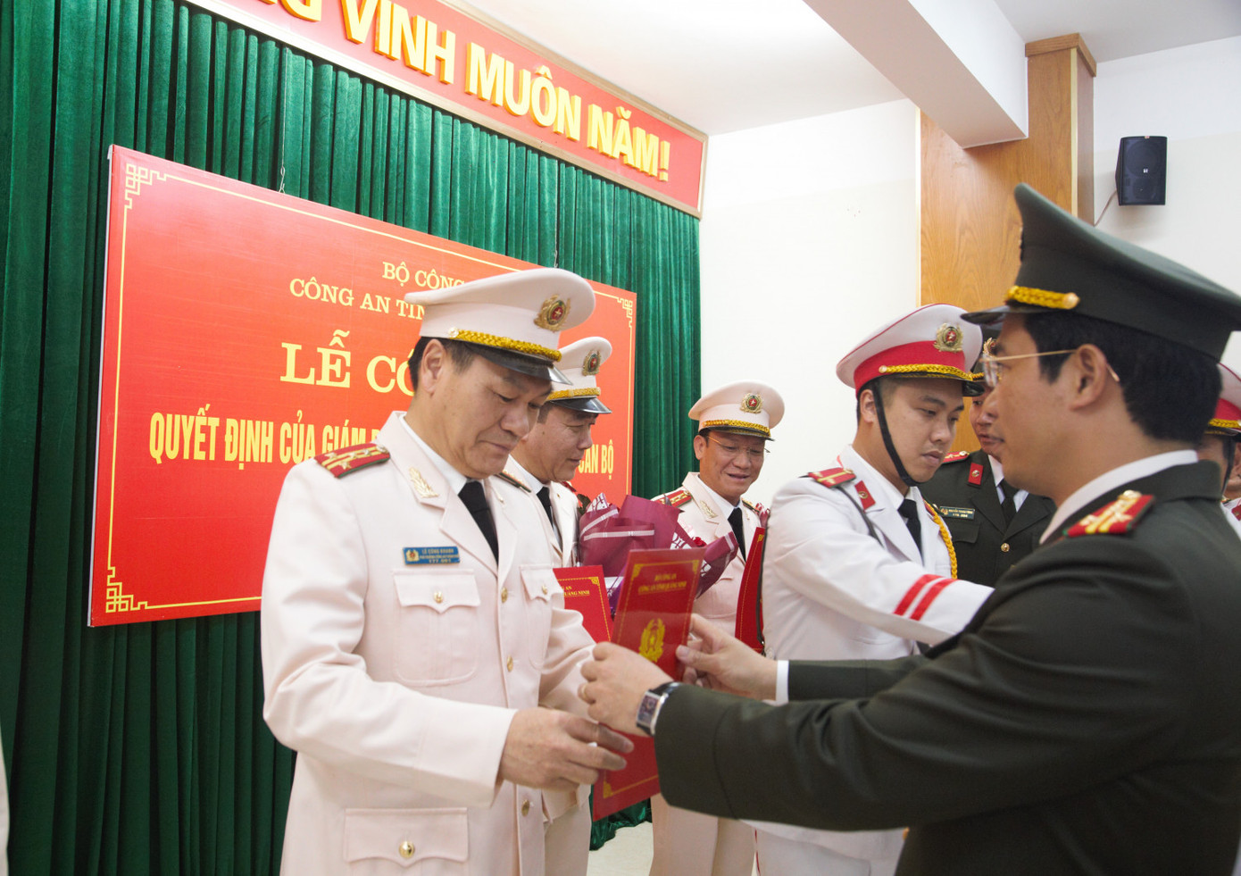 Đại tá Trần Văn Phúc, Giám đốc Công an tỉnh Quảng Ninh trao quyết định cho các cán bộ xin nghỉ hưu trước tuổi.