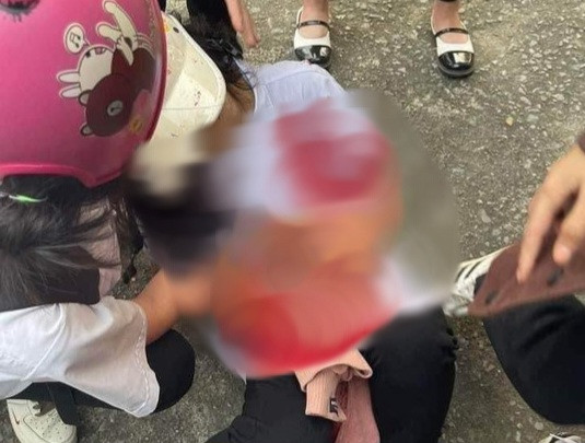 Nữ sinh lớp 10 đâm trọng thương 2 nữ sinh khác vì mâu thuẫn cá nhân. Nữ sinh lớp 10 đâm trọng thương 2 nữ sinh khác vì mâu thuẫn cá nhân.