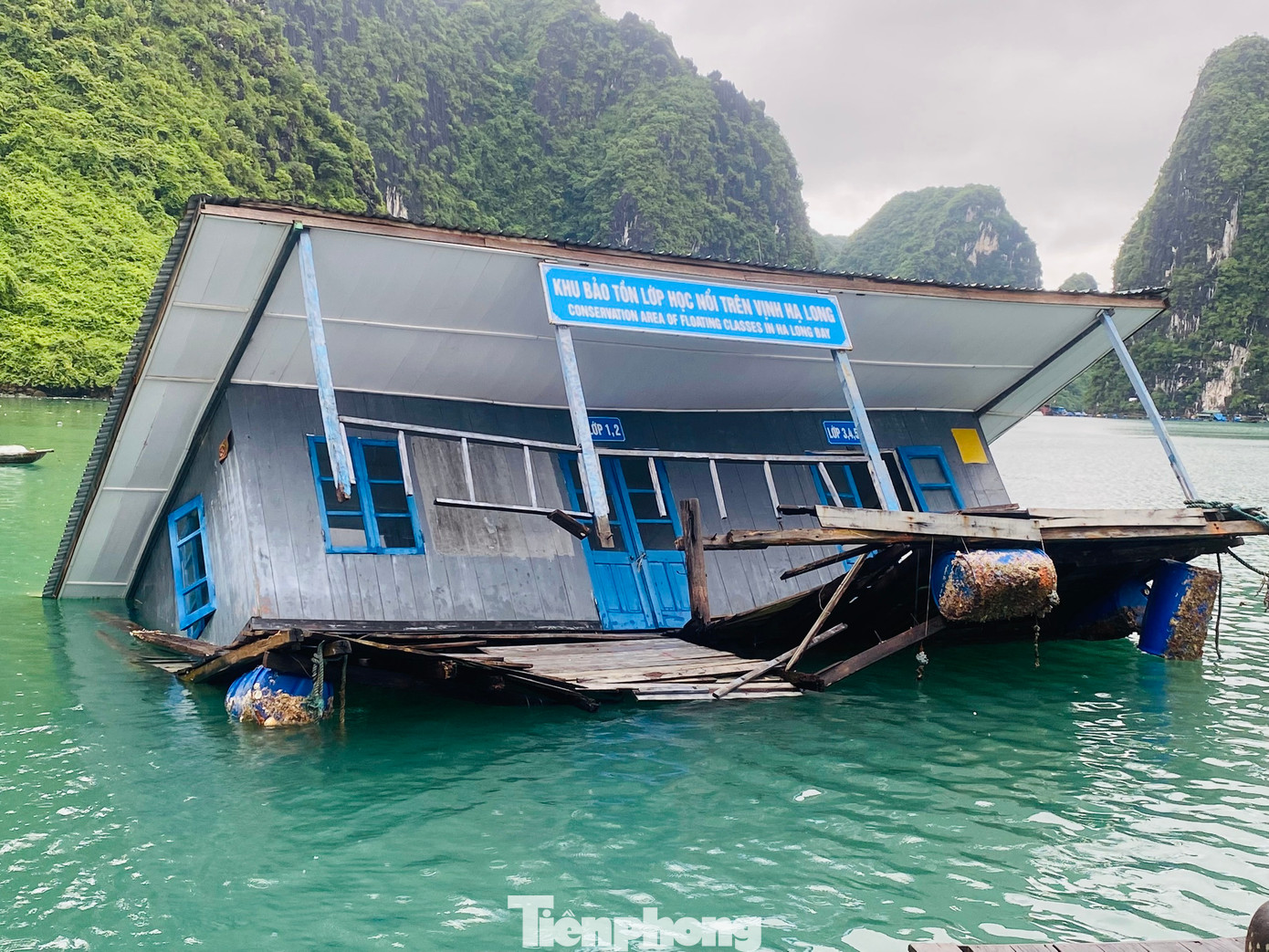 Trao đổi với lãnh đạo UBND TP Hạ Long, vị này cho biết, sáng 27/9 đã nhận được thông tin một số hạng mục của làng chài cổ bị chìm và đang báo cáo lên tỉnh để xin tháo dỡ cho bớt phần nguy hiểm.