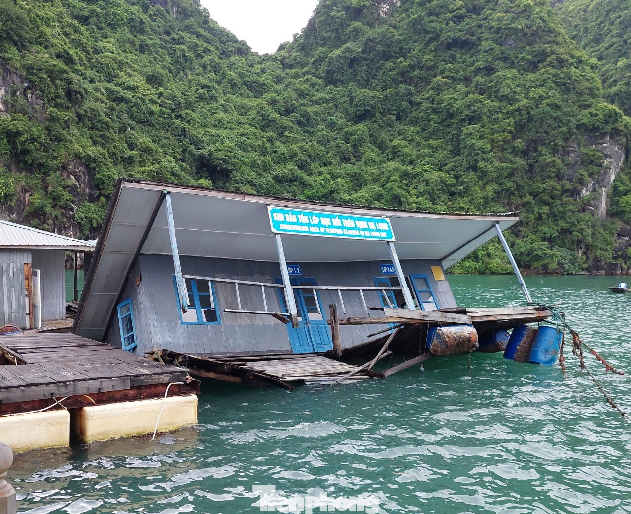 Nhiều hạng mục xuống cấp khiến ngôi làng vô hồn càng thêm phần kinh dị.