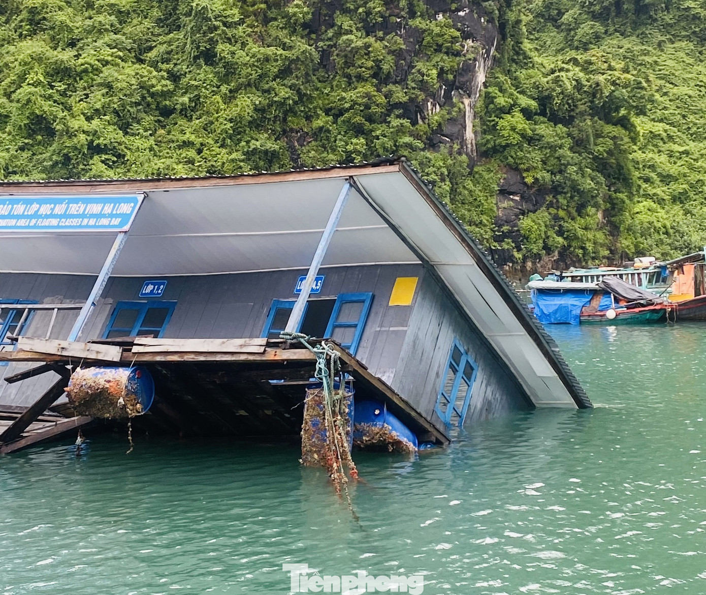 Không người ở, vật liệu sửa chữa, bảo dưỡng không phù hợp khiến ngôi làng xuống cấp nhanh chóng.